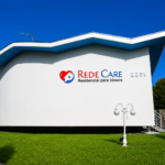 Imagem mostra o prédio principal da Rede Village Care