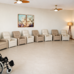 Imagem mostra a sala de estar da Rede Village Care